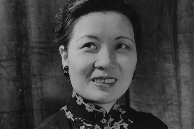 宋美龄的另外一面。入住白宫时，她不仅带着两名护士，还携孔家亲属（包括孔二小姐）同