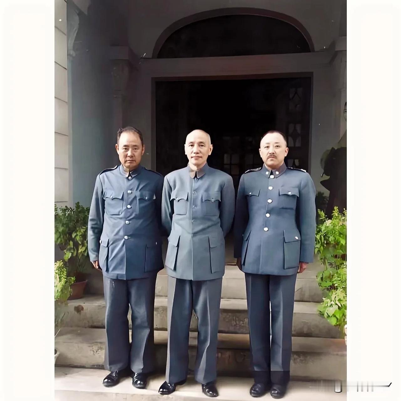 这张照片拍摄于上世纪40年代末，大家看看并排而站的这三人是谁！这才是他们那时候的
