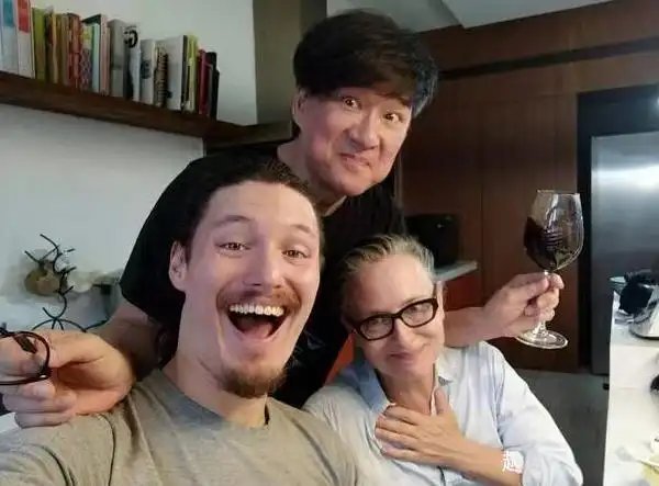 周华健一家三口，他看着最年轻！​​​