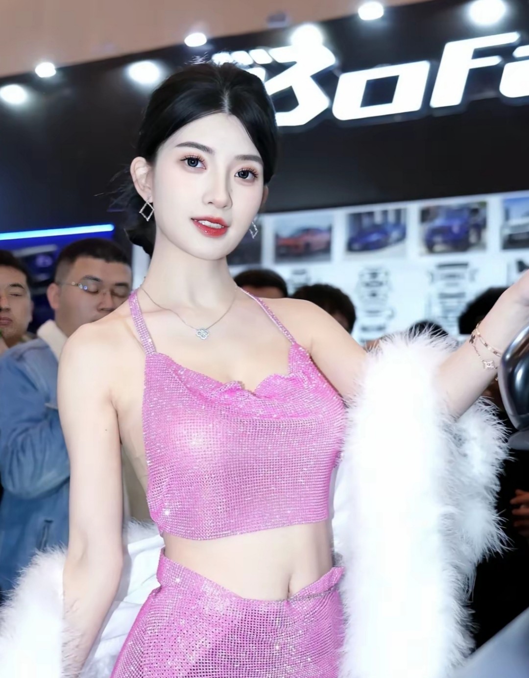 车展上的模特们总是自带光环，那种恰到好处的气质和身材比例，把汽车的美感都衬托得更