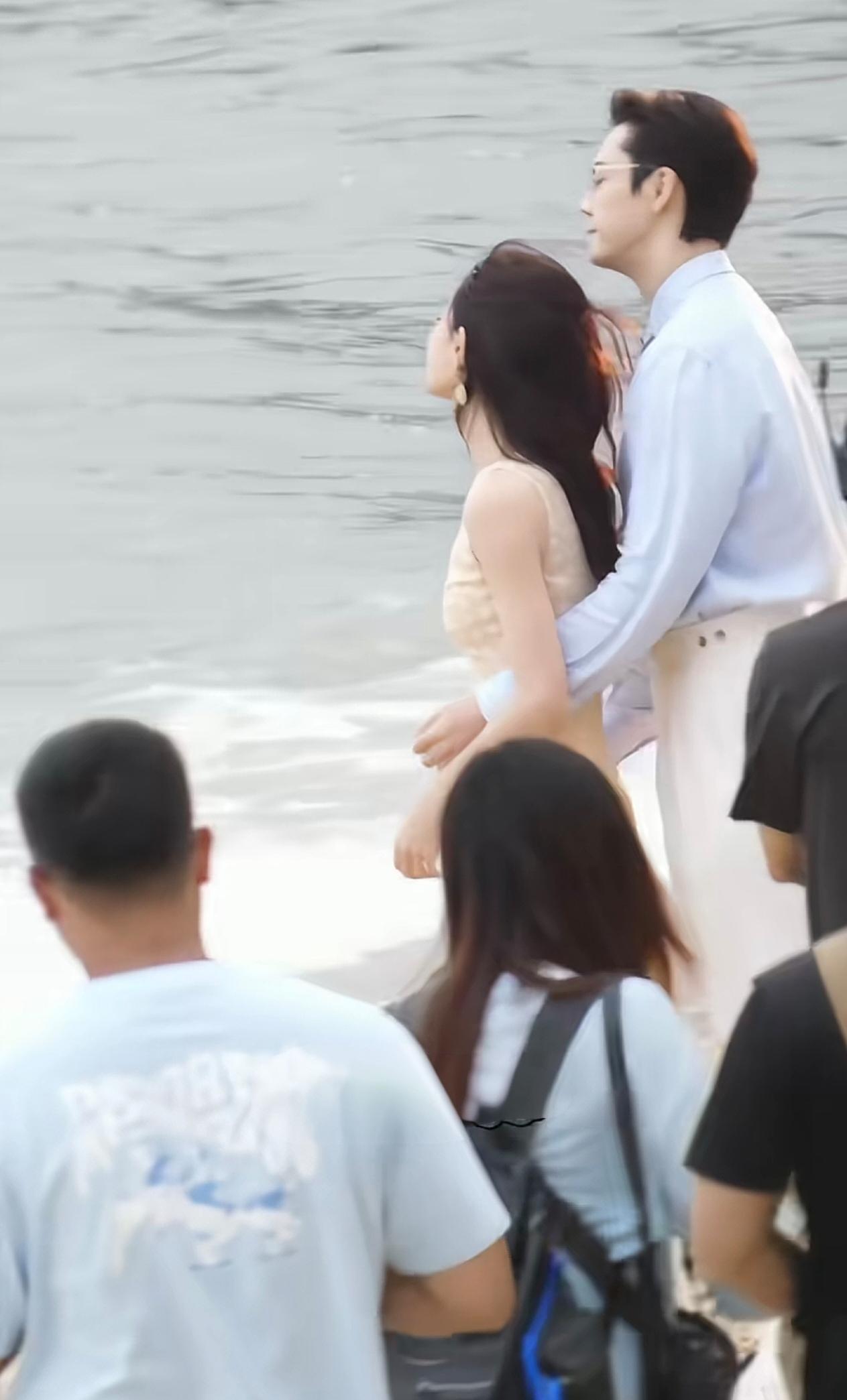 救命！陈伟霆搭配钟楚曦同框海边散步，颜值气场双双在线，氛围感爆棚！