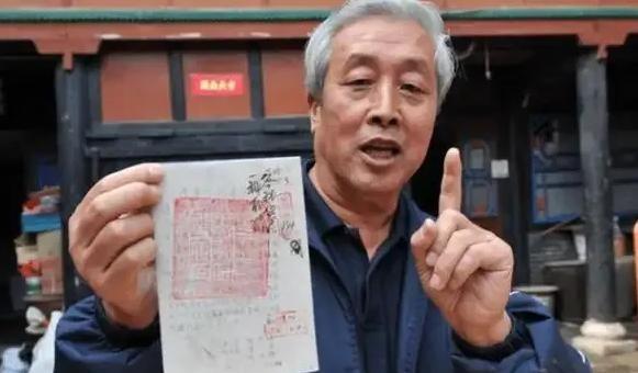 1996年，山西一名中年男子去旧货市场淘书。突然，他被旧书中滑落的几张泛黄的纸片