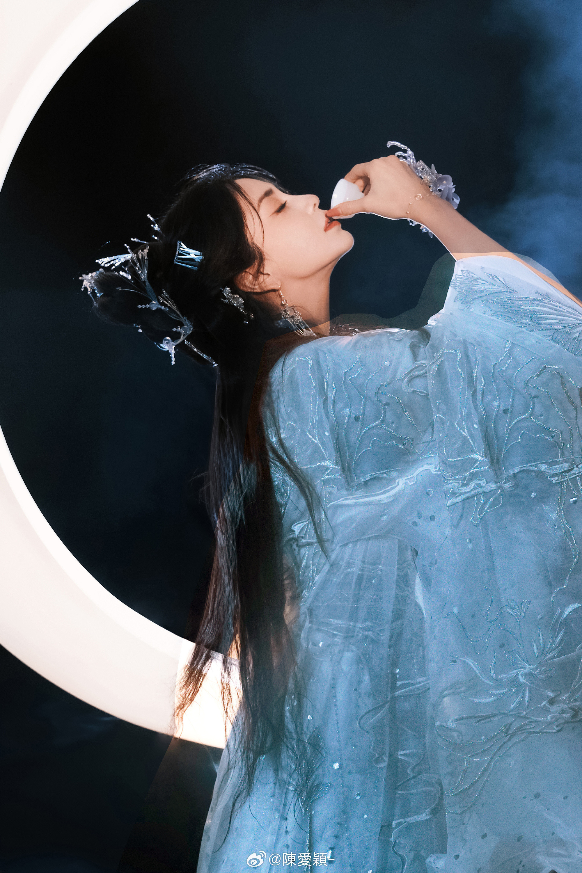 angelababy|杨颖“亲爱的玫瑰，在静谧庭院起舞，月光与你作伴至此耀