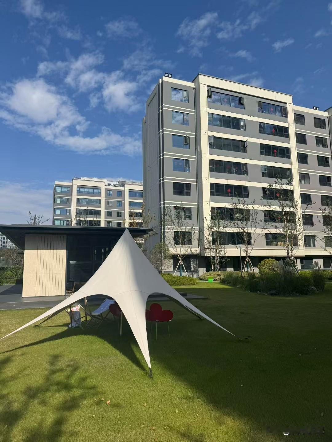 宿迁万科房子环境一流，实在也干净，唯一的就是回家骑车去车库，地面不让走。绿化一