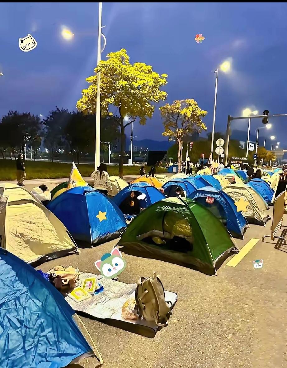 国庆双节期间，帐篷取代了酒店🏨，百姓囊中羞涩，自然节俭成风，帐篷加上暖暖的睡袋