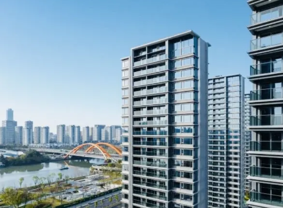 杭州楼市，要砸在00后手里了。当然，其他城市也一样，都会砸在00后手里，00后都