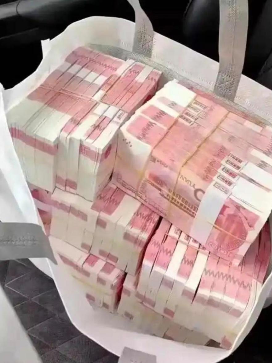 一网友发文称：他去银行存了20万块钱，存的是一年定期，利率1.65%。让他出乎意