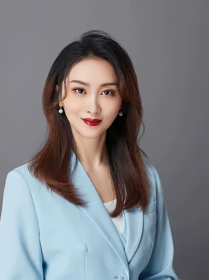 裴女士有两个英国一年制硕士，南开博士，政法博士后，最后进了北理工。这条路走下来，