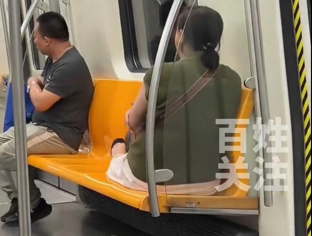 实在是太恶俗了！事发于沈阳一地铁上，一位大妈脱掉鞋子，光着脚丫，躺在座椅上，手抠