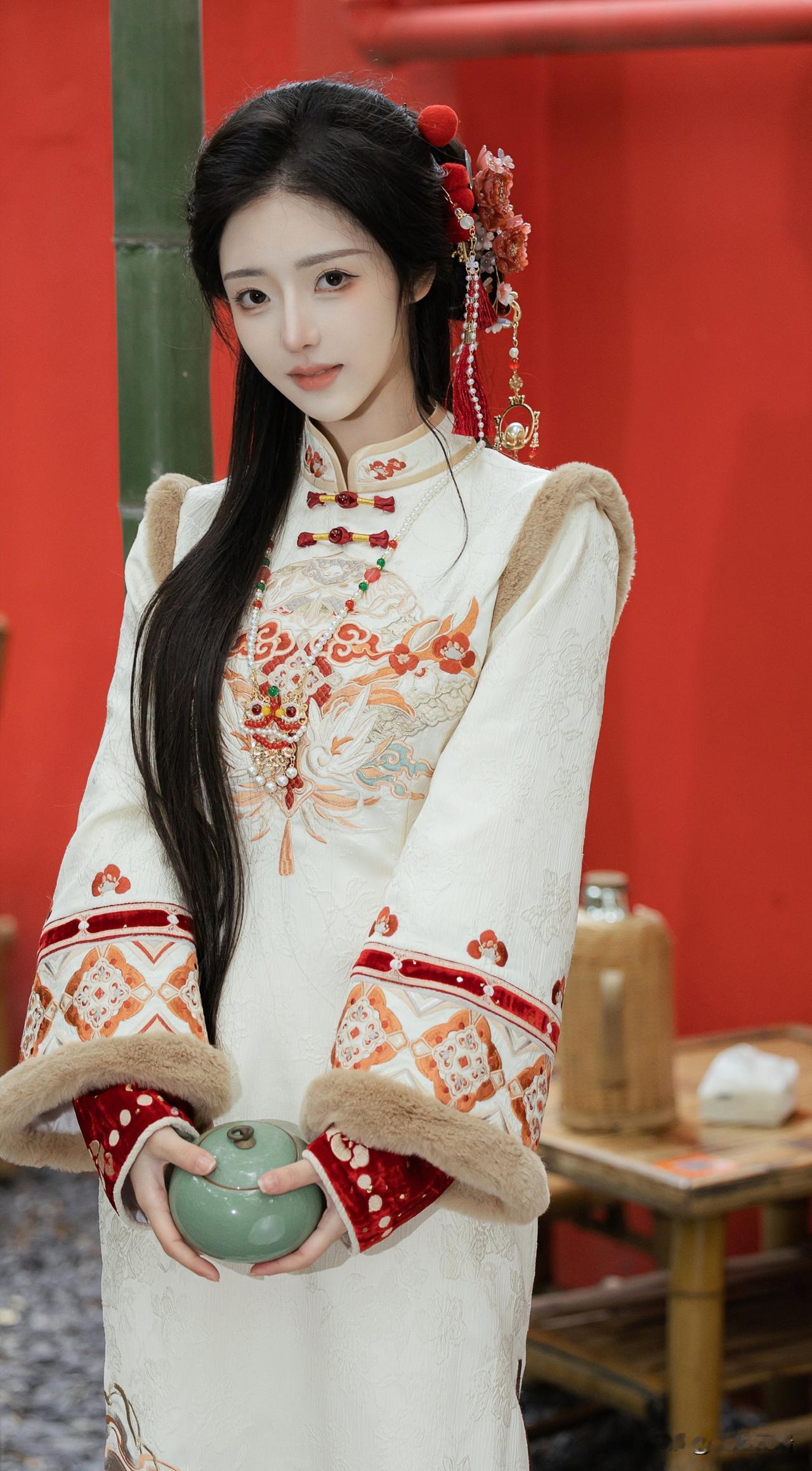 古典美人手持青瓷，红墙映衬，古风韵味十足，年味十足。