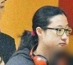 成龙认输了。不是输给对手，是输给了时间。68岁后，他开始深夜给一个号码发短信。对