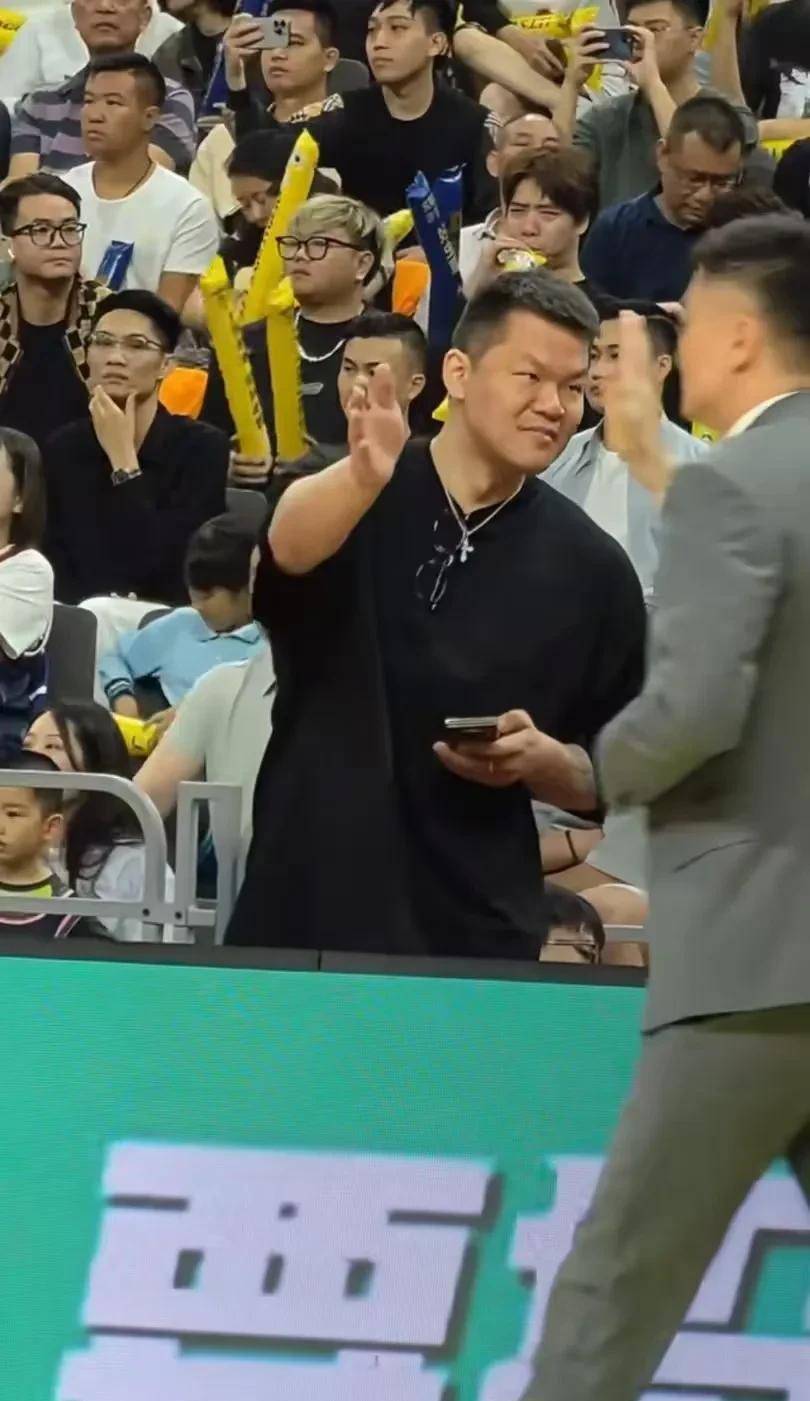 广东这滩浑水连大哥易建联都没整明白，其他球员还能有什么办法！当年大哥退役的有点早