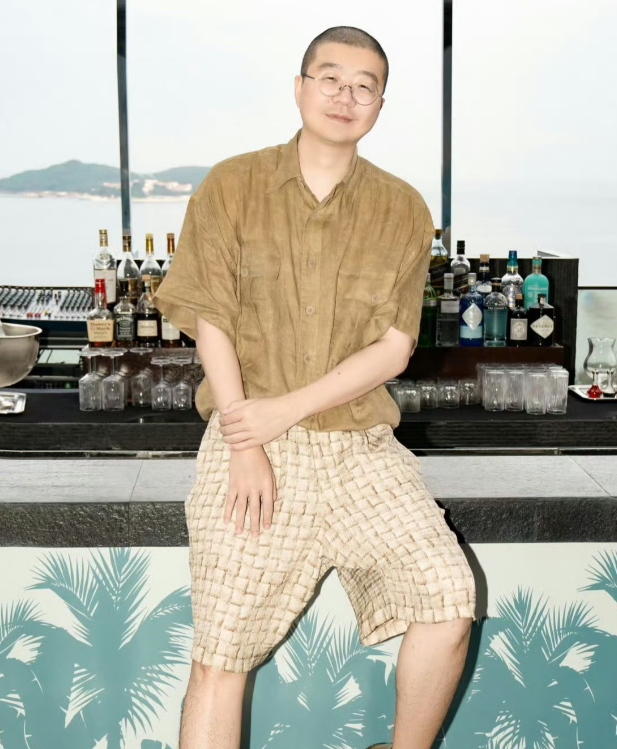 李诞因网友的猛烈批评而关闭了评论区。事情的起因是，在某一期脱口秀节目中，他调