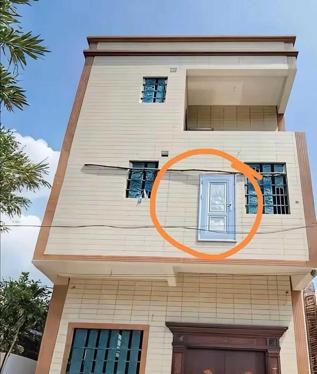 看来这家人家里有人炒股