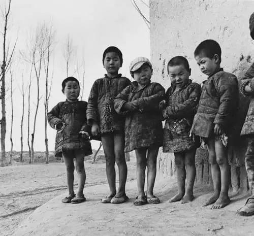 你能想象吗？在滴水成冰的寒冬腊月，一群半大孩子却穿着单薄破旧的衣服，甚至打着赤脚