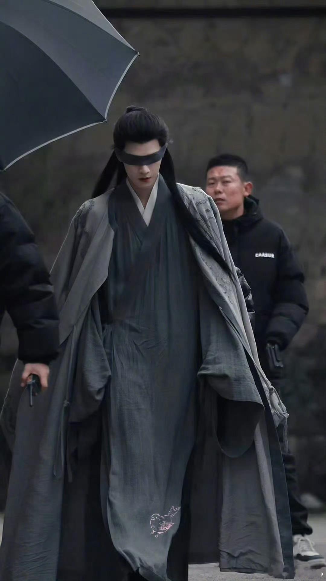 李昀锐又一神级路透🈶，这个言尚灰色长衣➕半披发➕蒙眼，给我迷倒了谁能懂啊