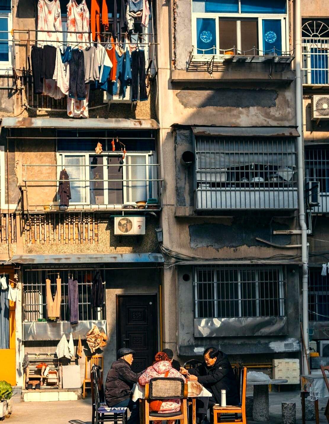 我要疯了！被楼上年轻小夫妻搞疯了。男邻居每天夜里11点半准时到家。他的嗓门