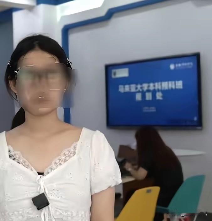 摸臀姐跟那些在街上到处不让人吸烟的小仙女们有什么区别！如果她生活在北上广的话