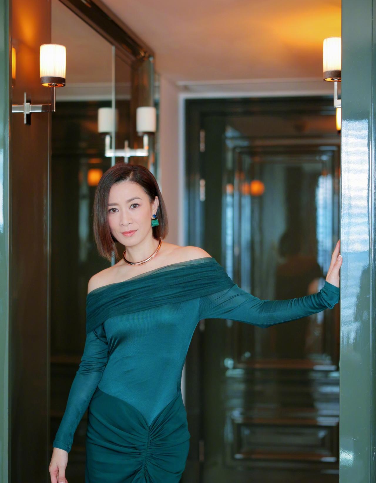 佘诗曼这件墨绿色礼服，你们觉得好看吗？实话实说，礼服本身其实没有很惊艳，但穿在