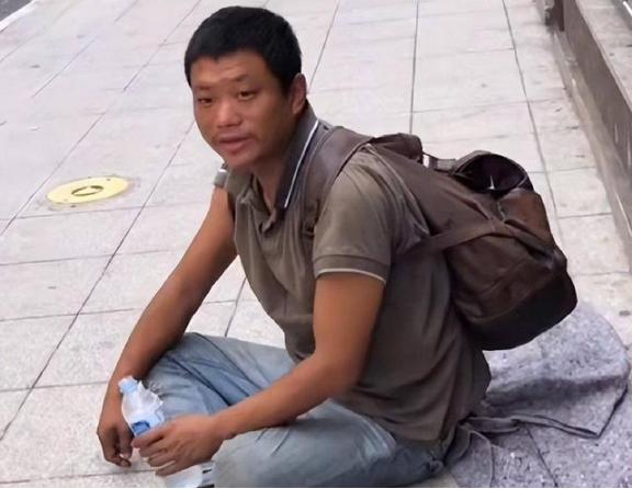 “我不配回中国，没脸见人。”2018年，四川小伙流落巴西街头，靠乞讨为生。当大使