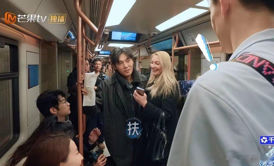 地铁上，一俄罗斯美女看到秦昊后，眼睛亮晶晶地跑了过来，说：“我可以和你拍照吗？”