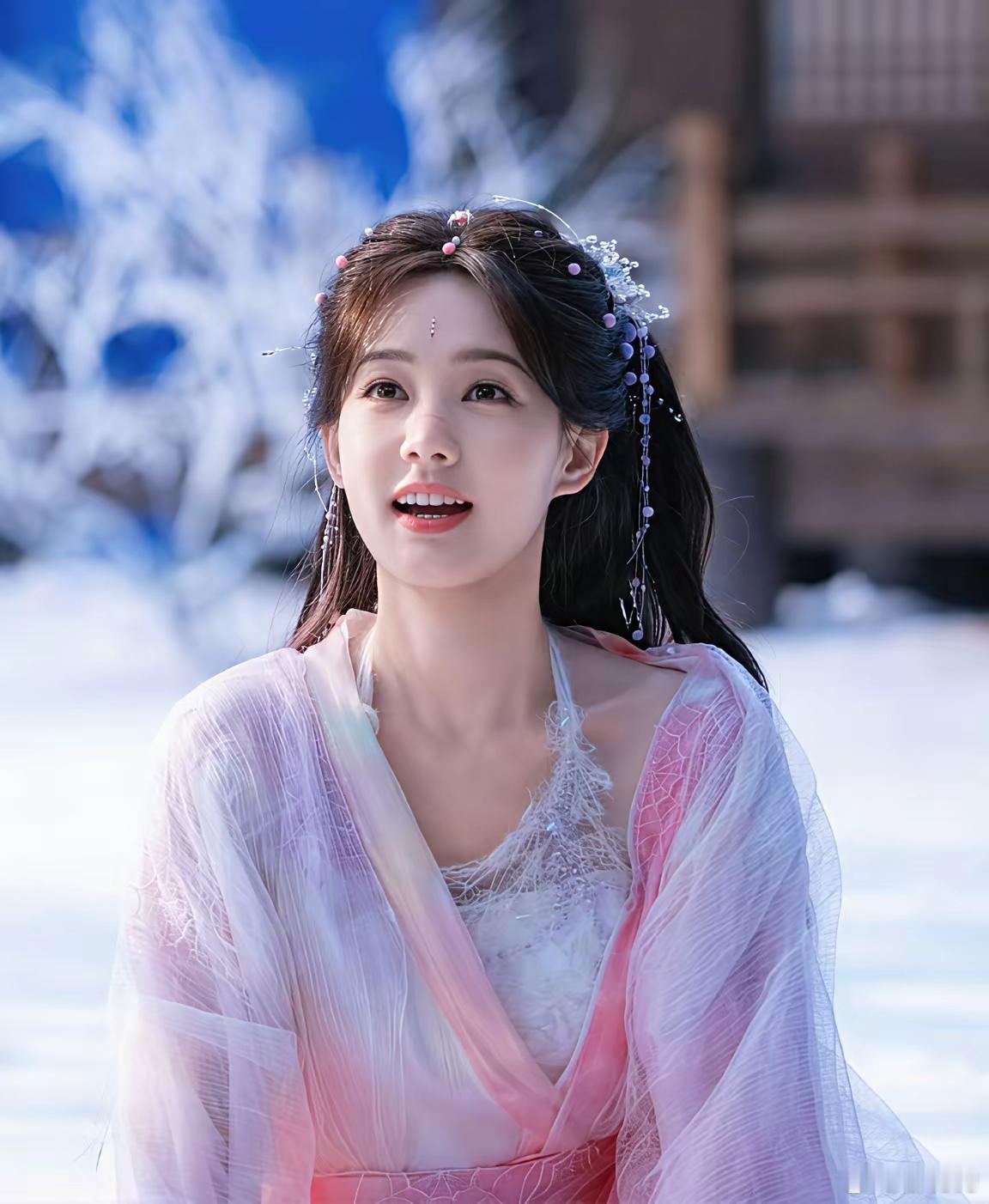 李一桐真的体寒吧《天地剑心》有点哑火了,首播靠云包场把热度提到8000以上,次日