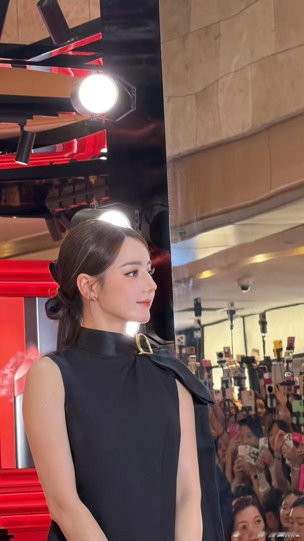 韩安冉夸迪丽热巴顶美神颜韩安冉拍的原相机0修迪丽热巴线下活动路人随手记录才是颜