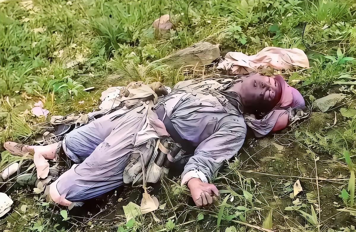 1952年，朝鲜战场，一名志愿军战士牺牲后，留下的一张老照片，他躺在冰冷的草地上