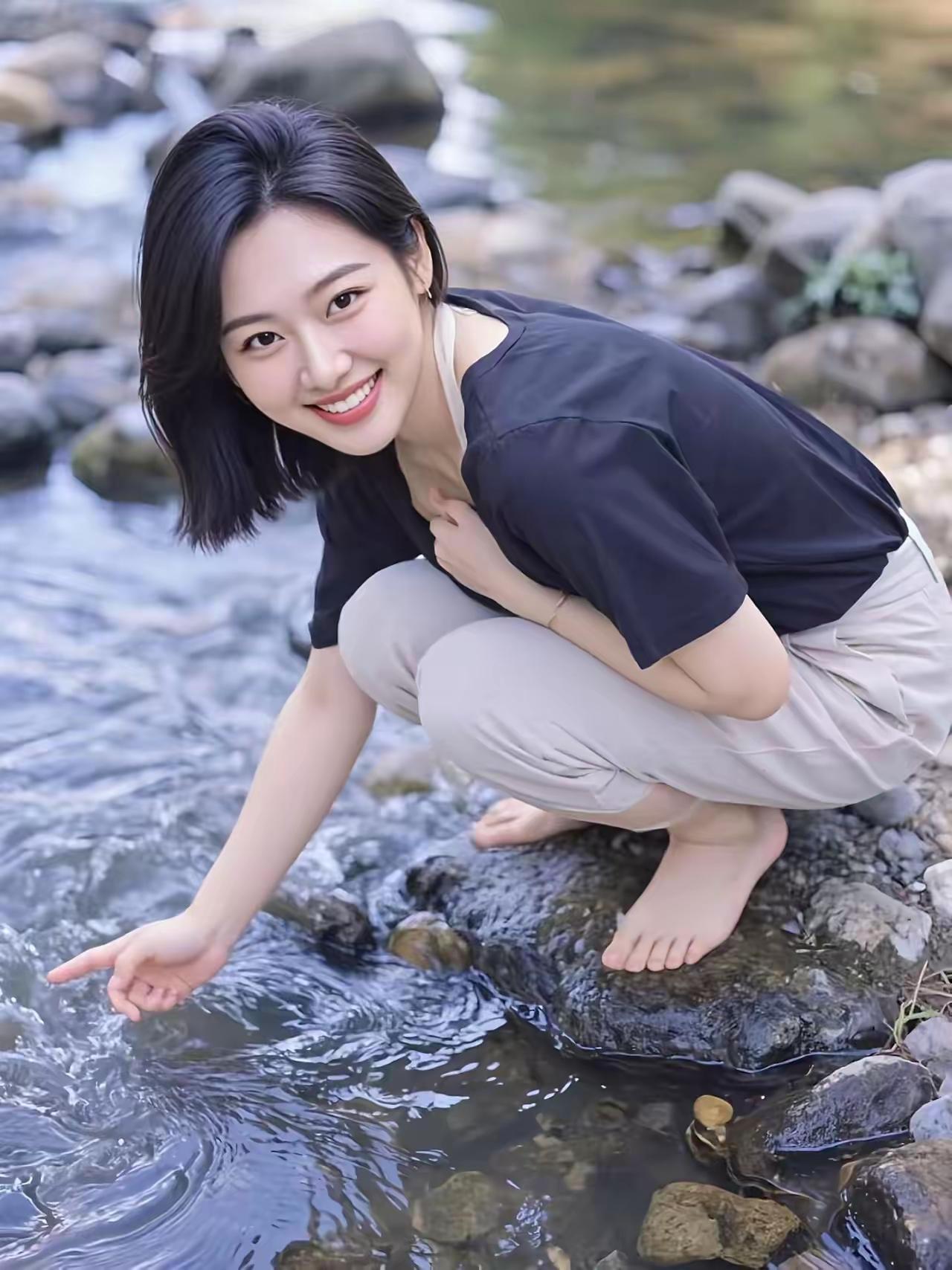 在山间小溪旁，溪水清澈见底，她弯下腰，用手撩起溪水，水珠飞溅在她白皙的皮肤上，在