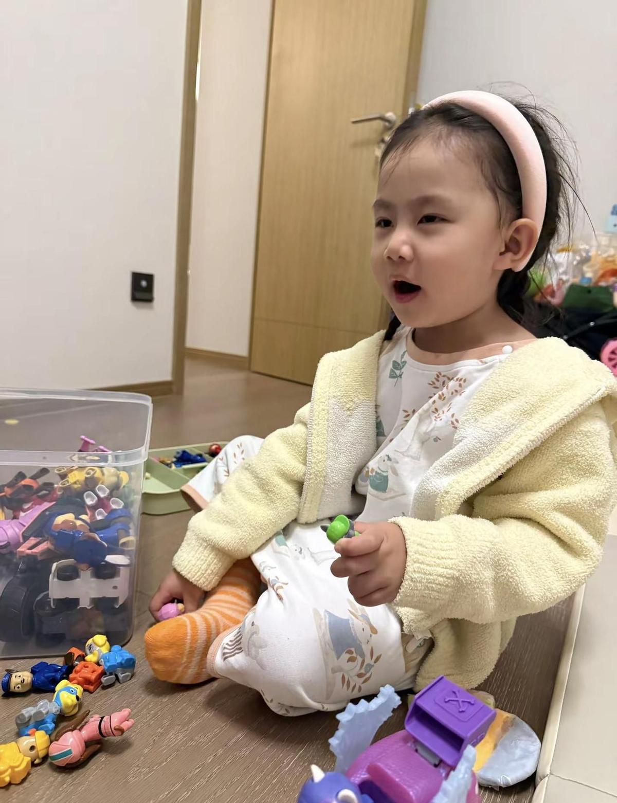 这届家长真是越来越难带了，居然敢当面拒绝陪“神兽”玩过家家？视频里这当爹的刚想