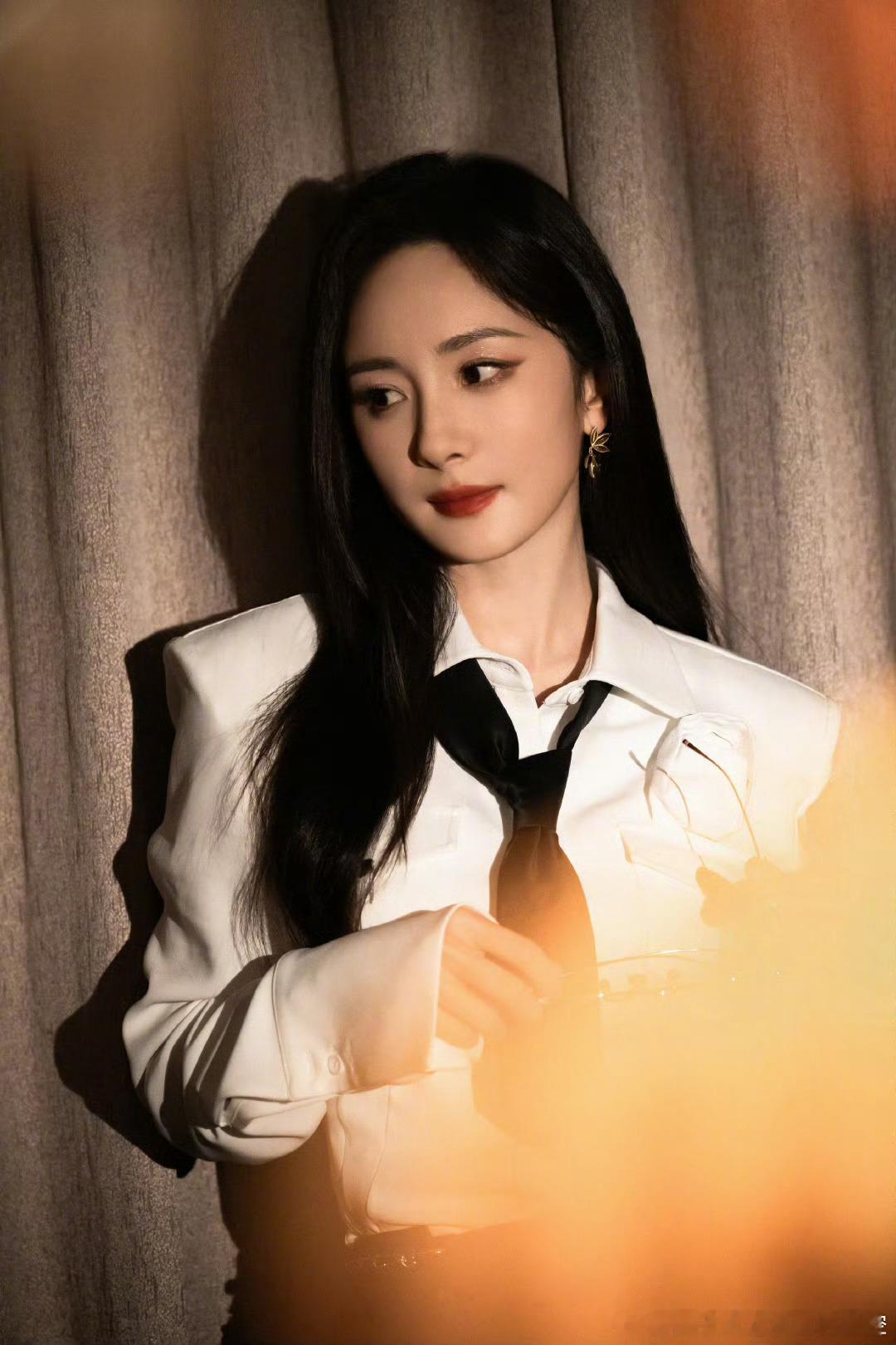 杨幂🦊杨幂prada品牌代言人“愿你永远都可以像夏天一样精彩热烈，在成年