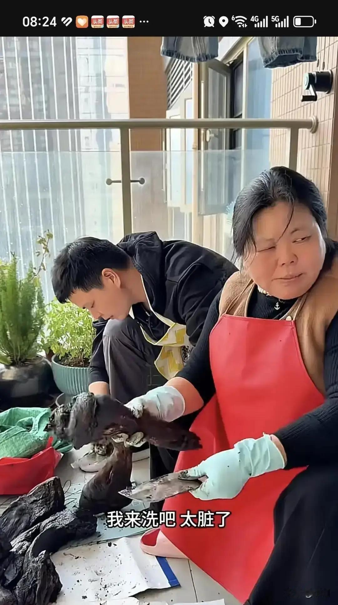 冷眉把去年腌的腊肉翻出来，发现长了一层绿毛。她直接端到镜头前，让网友看还能不