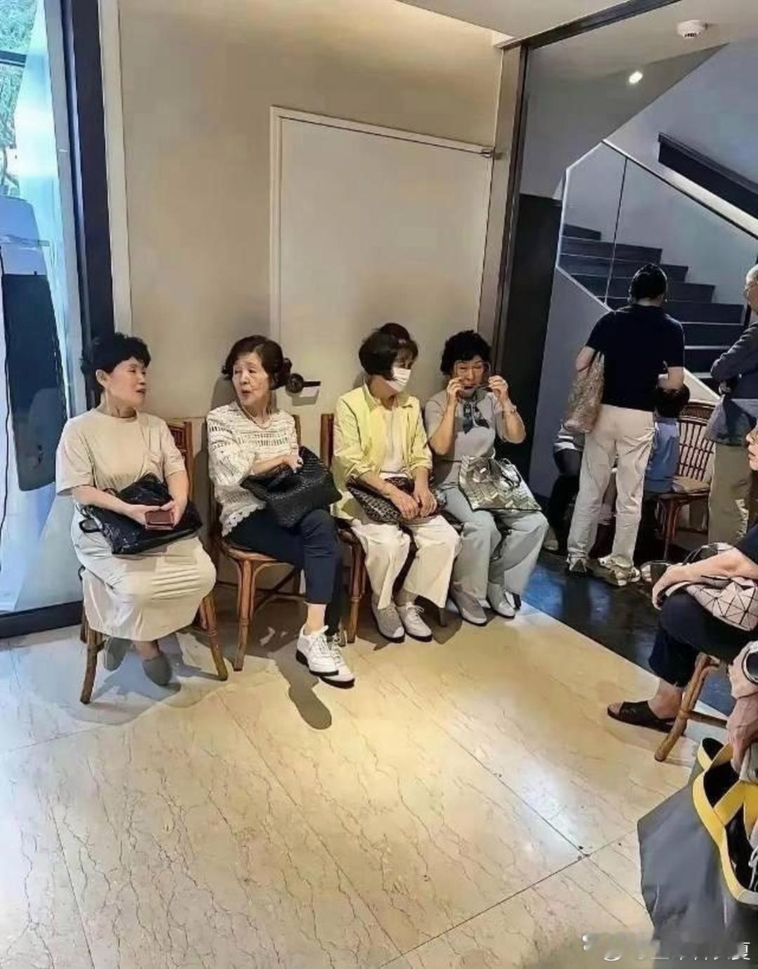 左边是韩国大妈，右边是中国大妈，两种不同的气质。