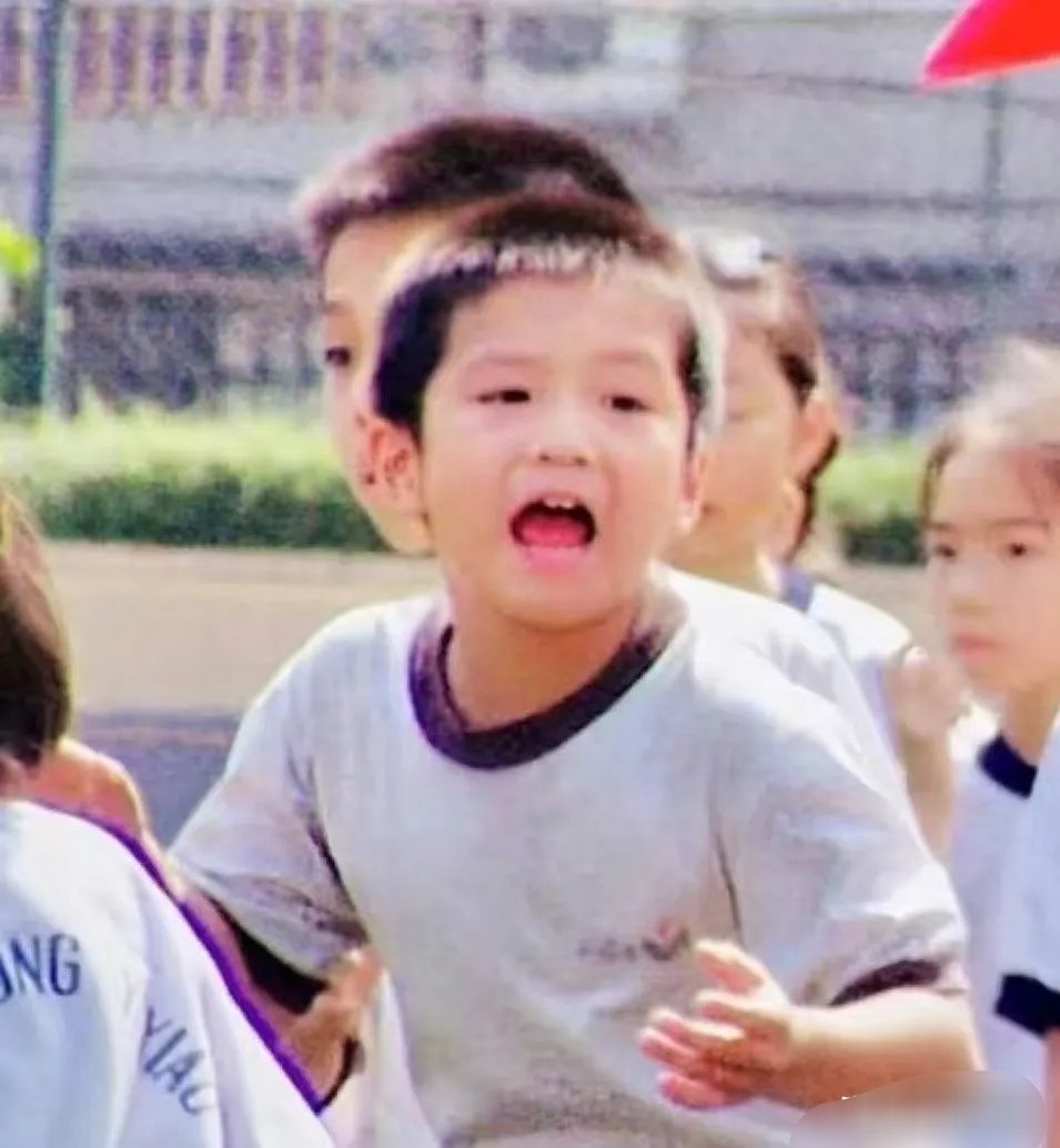 刷到樊振东在幼年时期的一件糗事，又被他给可爱到了！说是幼东小时候帮着小朋友抄作业