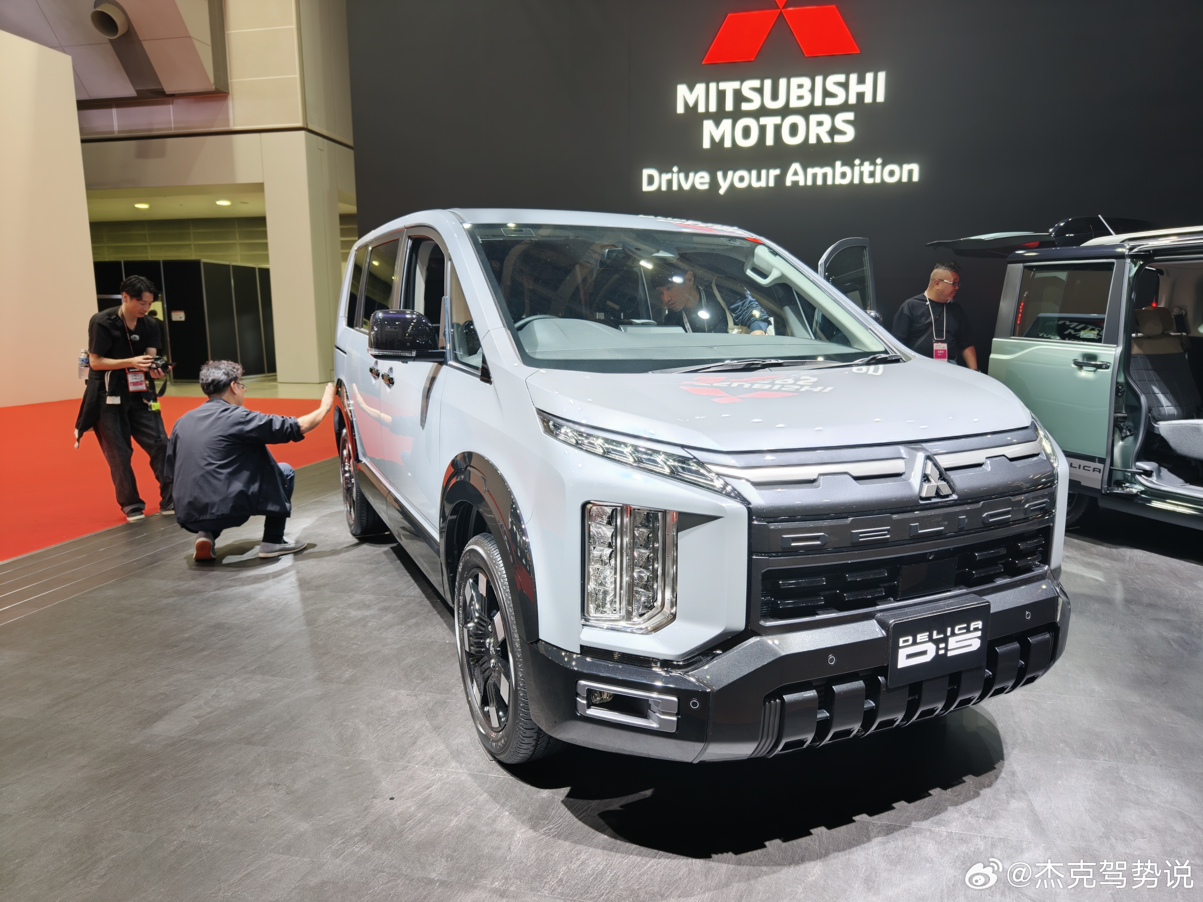 日本人喜欢DelicaD:5的人还挺多，这个是MPV的奇葩异类，带四驱、有柴油