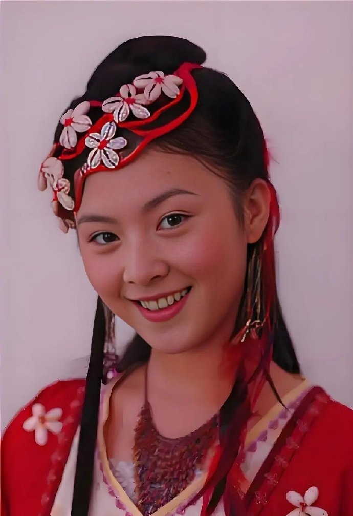 沈腾老婆王琦年轻时旧照竟然这么美，圆脸流量花长相不输现在的网红脸，不过后来退圈可