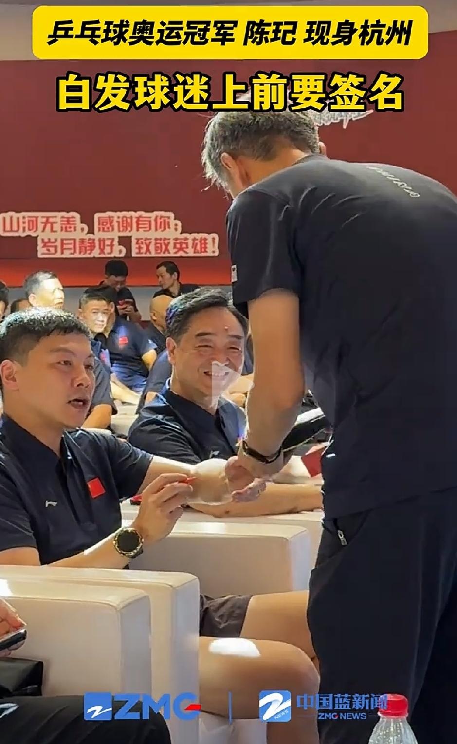河北正定农村。陈玘穿着运动服，手忙脚乱地提着潲水桶给猪喂食。这是他2006年亚洲