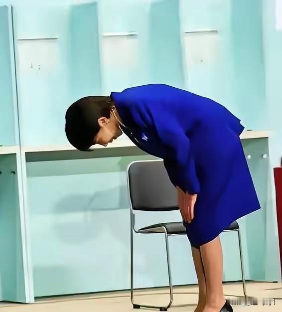 快过春节了，大家一定不要在过年的时候去日本旅游了，不要看她腰弯90度，这个人右翼