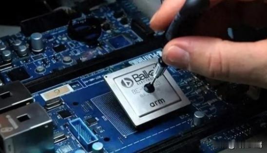 不追3纳米！俄罗斯为啥不担心芯片和光刻机卡脖子？全球都在抢5纳米、3纳米高