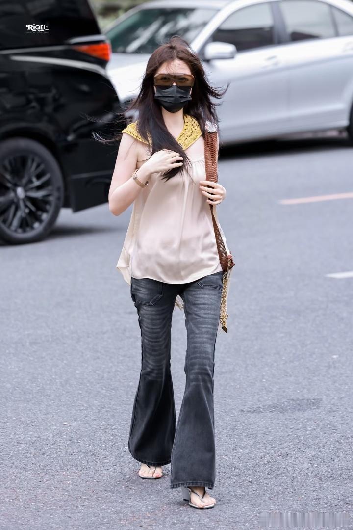 谁敢信如此点睛的假领和流苏居然是草帽！虞书欣你是神来的吧，怎么想出来的盼此女简直