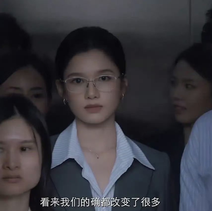 张婧仪看着为什么这么敦厚？