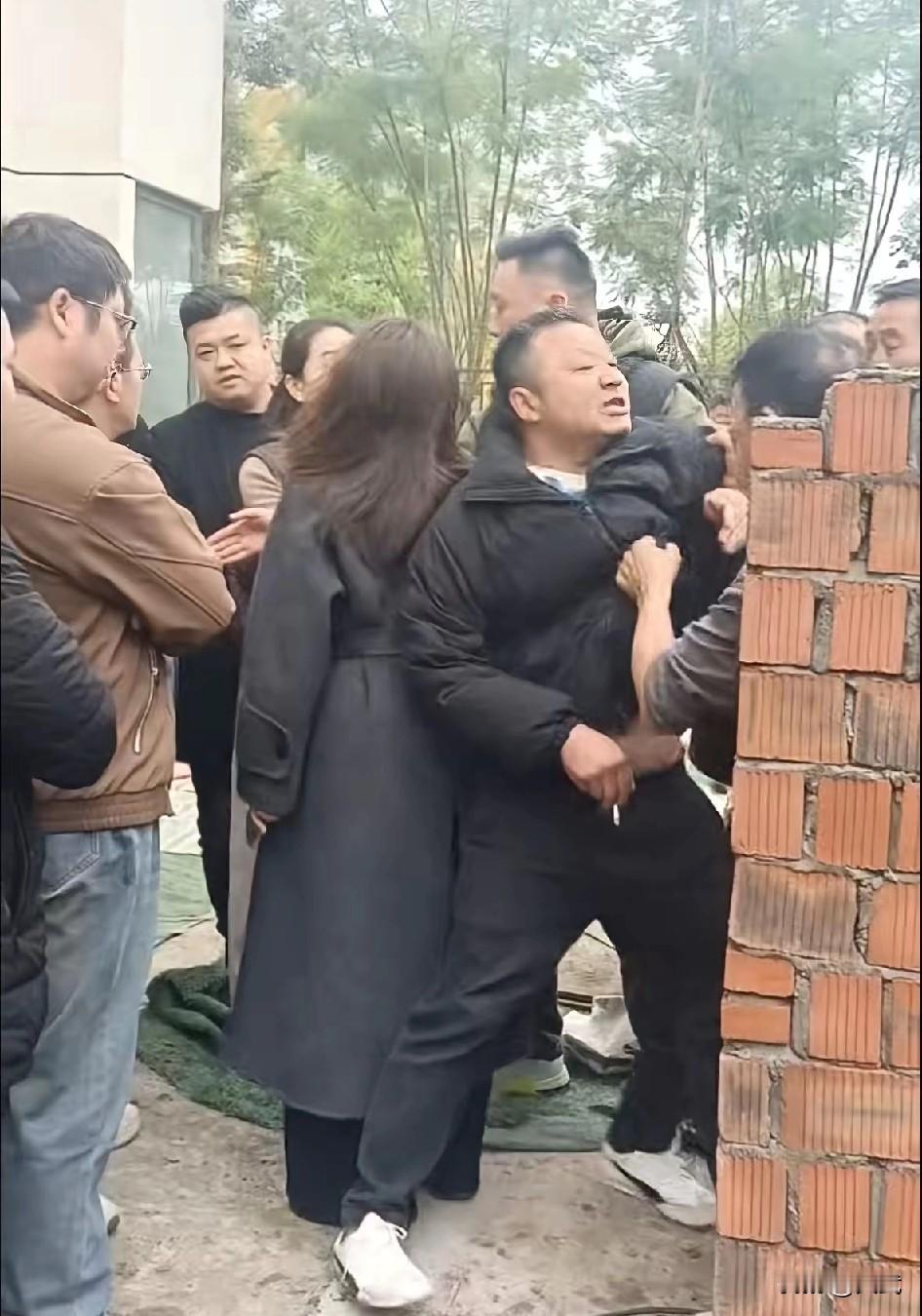 见过牛的，但没见过这么牛的！我们小区一楼某住户，简直把公共绿地当成了自家后花园，