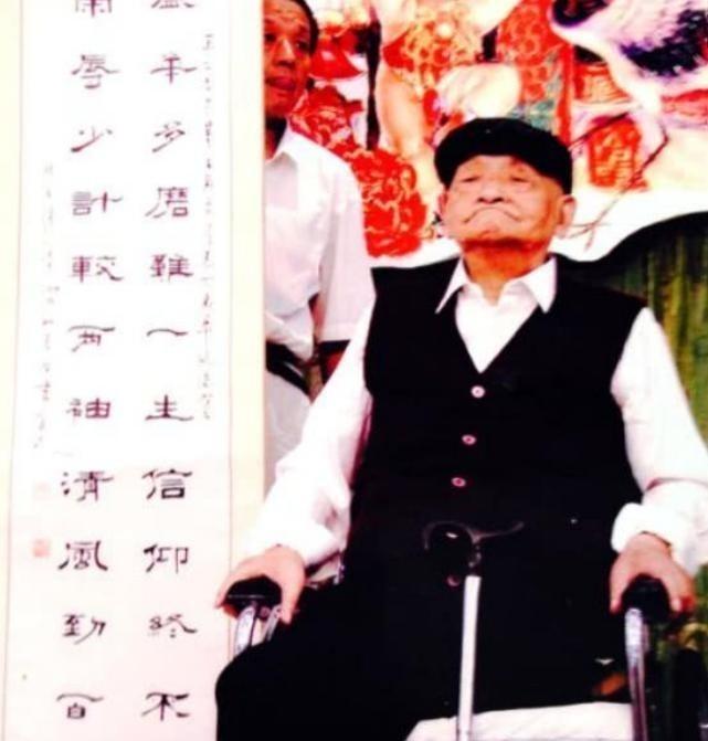 1957年，毛主席视察武汉，得知王盛荣只是建筑局里的一个副处长时，勃然大怒，当即