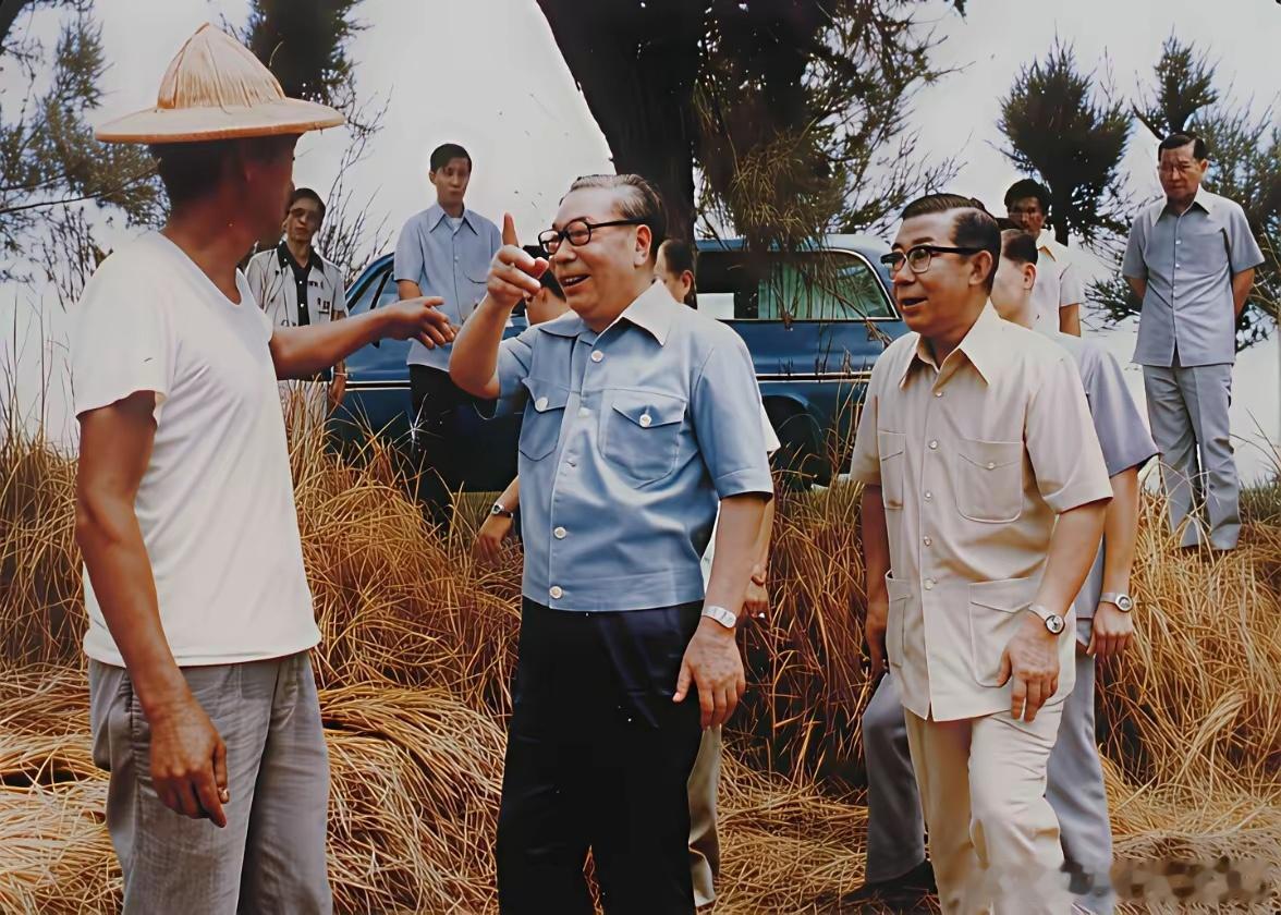 晚年时期的蒋经国轻装简从，到基层视察工作。比起其父，蒋经国一副慈眉善目的样子。