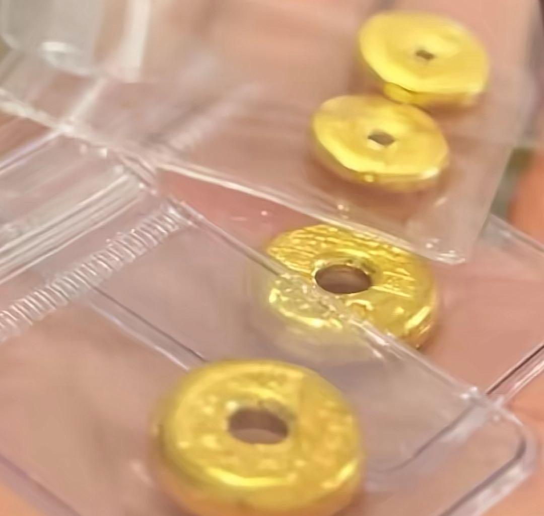 香港街头都在传一件让人倒抽凉气的事：一位阿妈趁大儿子出差，把保险柜里三百多万的金