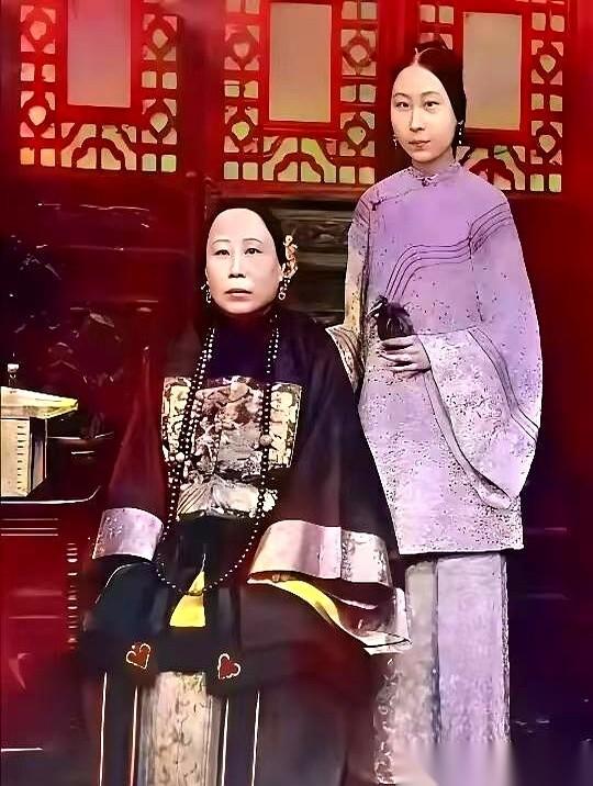 照片里这个女人，张爱玲的曾外祖母。对，就是那个李鸿章的夫人，赵小莲。一听是嫁