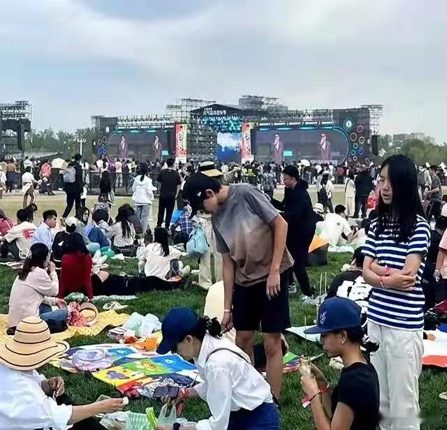 刘烨老婆安娜携子女出游，低调装扮现身音乐节。岁月在她身上留下很深的痕迹，虽显苍老