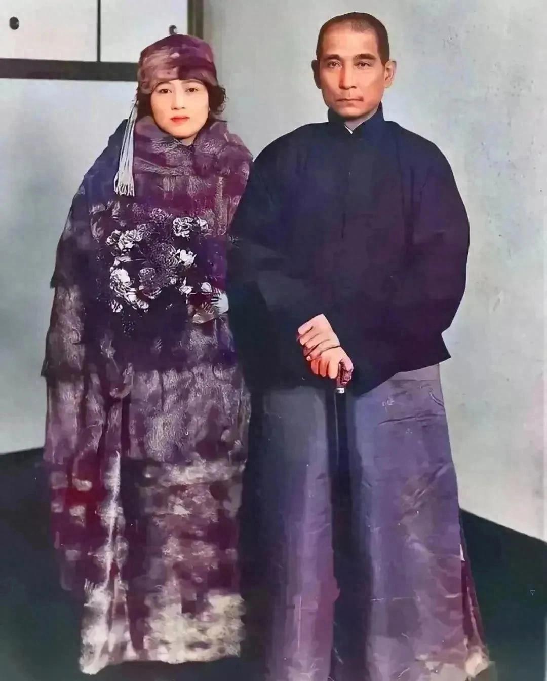 孙中山与宋庆龄罕见真实合影曝光，宋庆龄鞋子的细节你发现了吗！1913年夏天，日