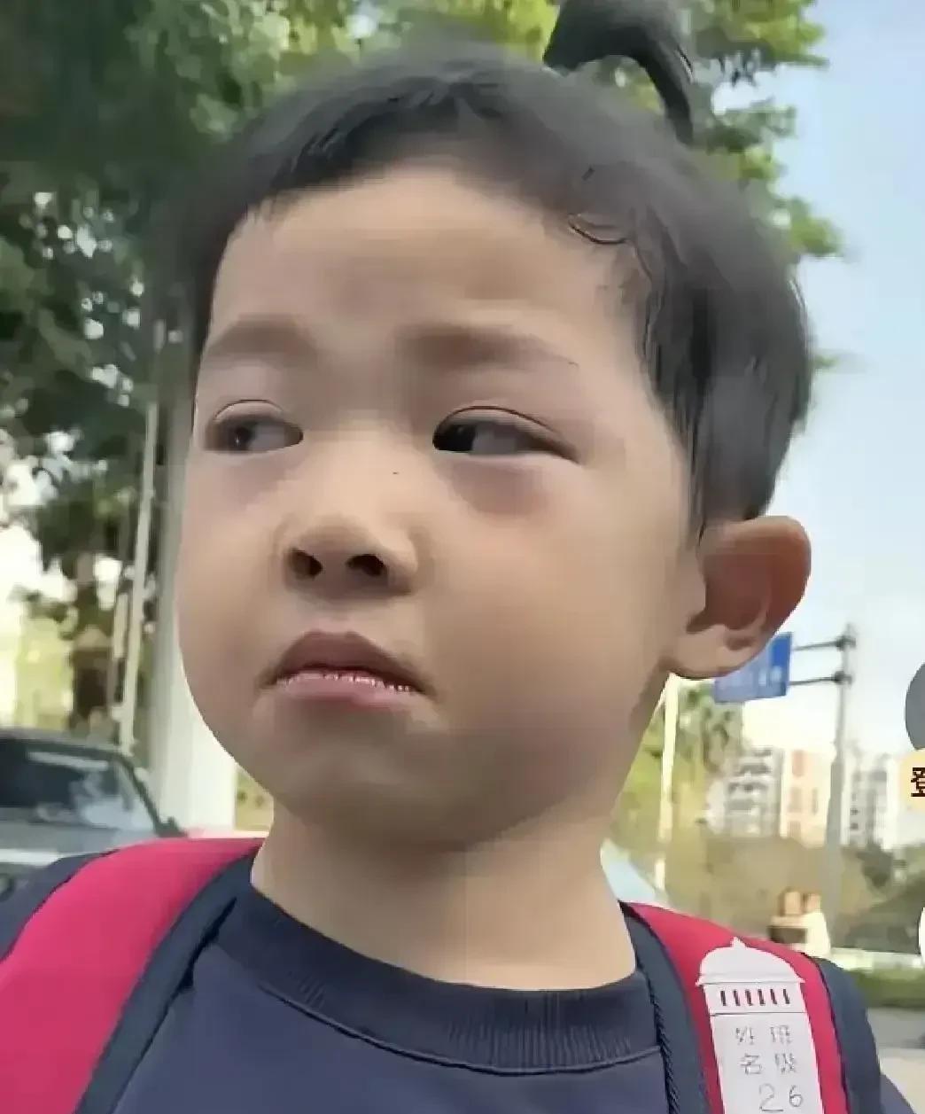 74岁的天赐爸爸跪在地上，痛哭流泪，看起来特别让人心疼。只是因为在年近70岁的