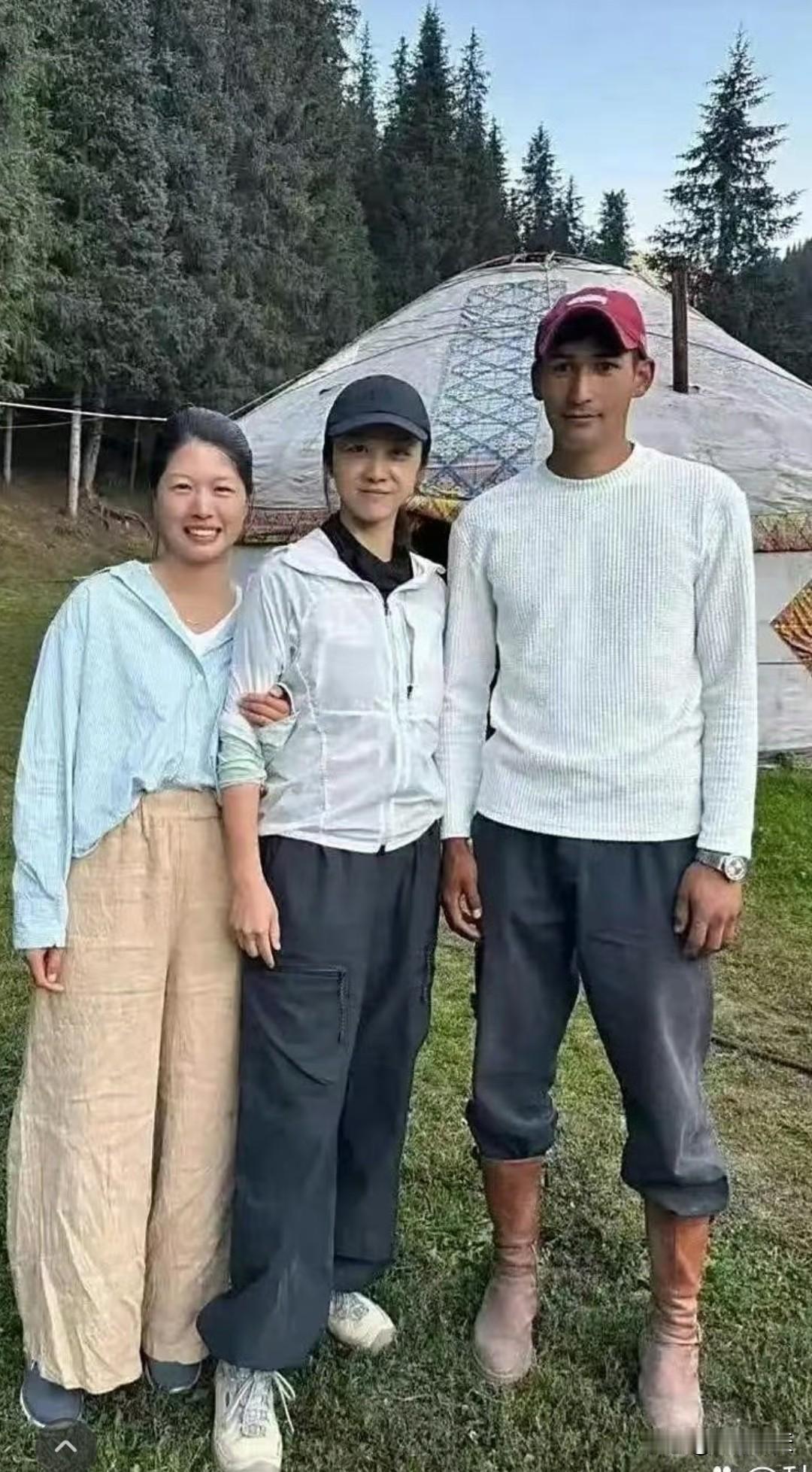 汤唯一家三口在新疆同框的画面太温馨了！55岁的金泰勇素颜出镜，虽然岁月有痕迹但气